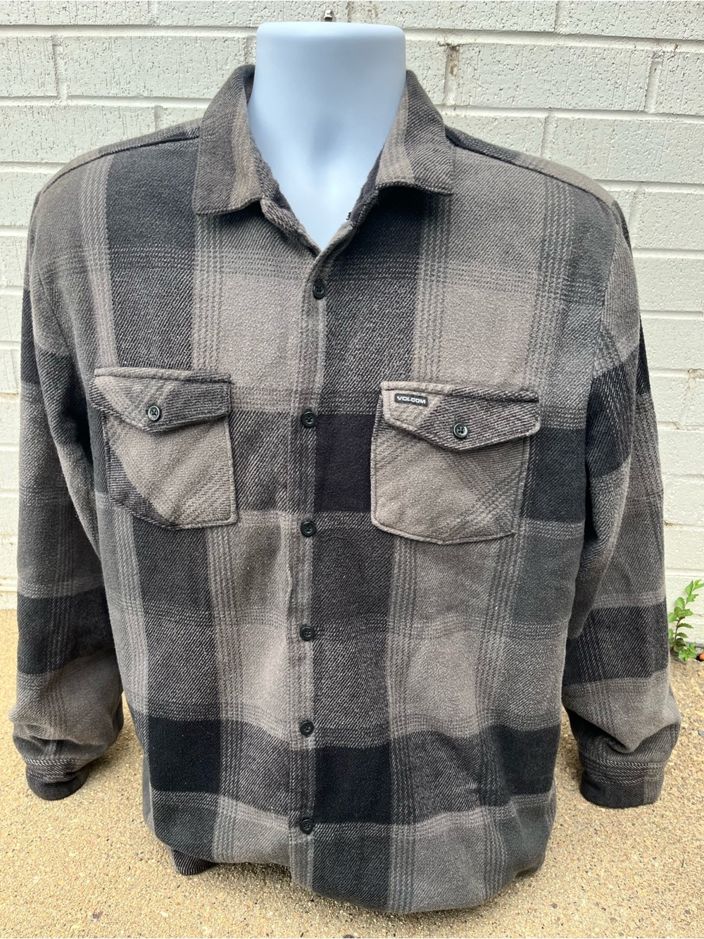Volcom Men's Gray Plaid Button-Up Shirt with Sherpa Lining